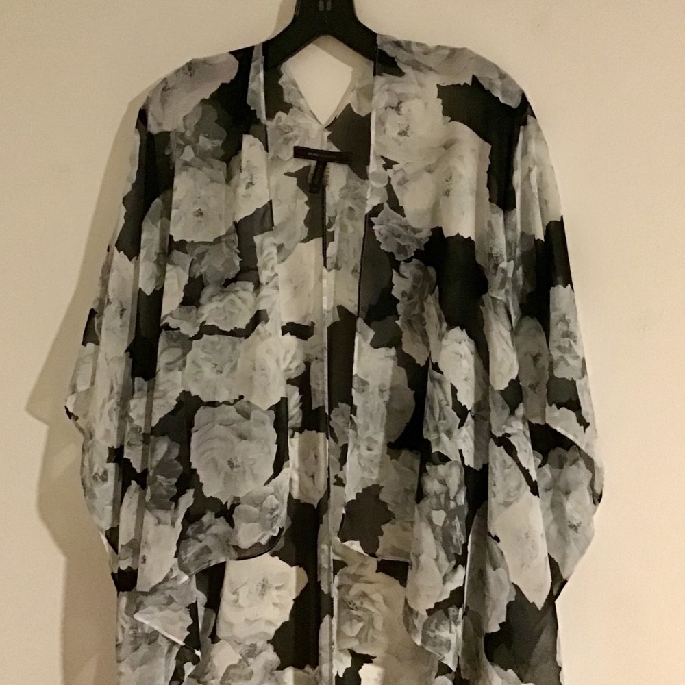 🚫SOLD🚫 BCBGMAXAZRIA Floral Kimono Coverup